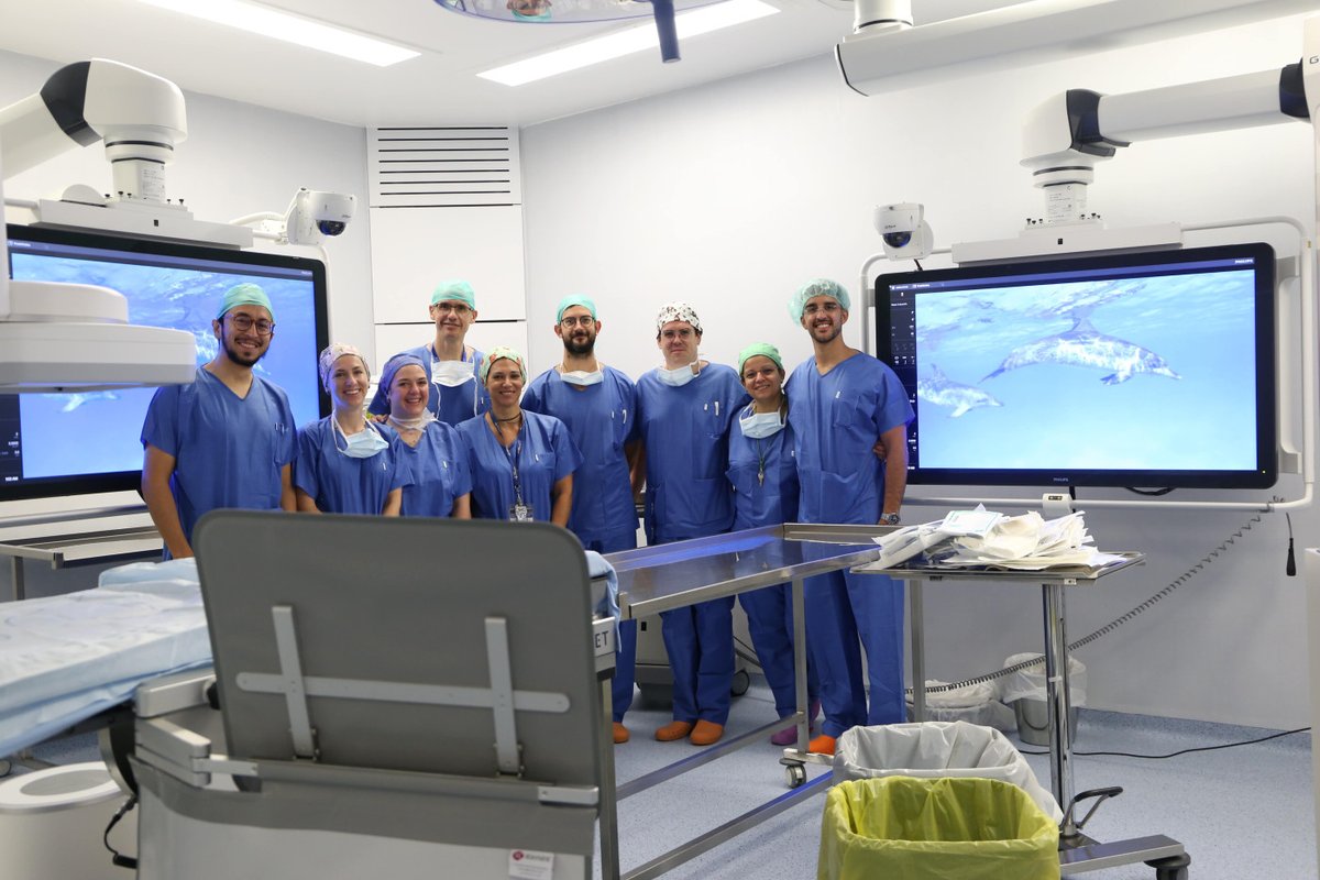 vallhebron's tweet photo. 🏥 L’equip del Dr. @sbellmunt, cap de Cirurgia Vascular, ha estrenat un quiròfan híbrid, únic al món, dissenyat pels cirurgians. Té 2⃣ pantalles que funcionen com un #GPS i guien l'equip mèdic per l’entramat d’artèries del pacient en temps real.

Més 👇
https://t.co/4hLPQBdekA https://t.co/FT0z00Jqnb