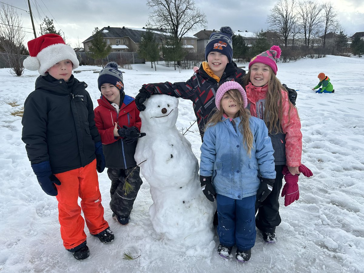 mrsbeansjuniors's tweet photo. Yesterday was the perfect day for building a snowman!! ⛄️❄️⛄️ @StGabrielOCSB #ocsbJoy https://t.co/GpQ7lKsSAp