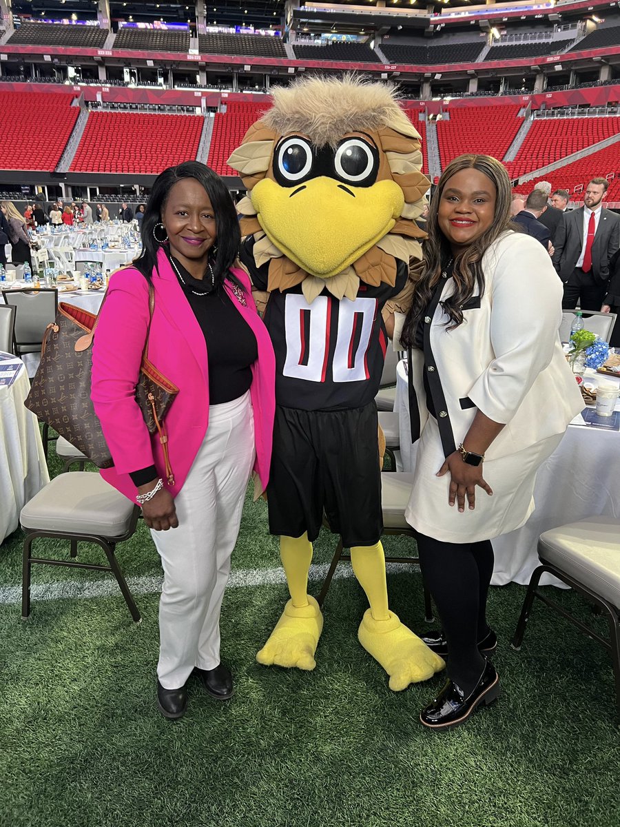ShaunaeMotley's tweet photo. Inspiring morning at @GAChamber’s annual Eggs & Issues Breakfast! Honored to join leaders across our state to discuss GA’s economic landscape & key legislative priorities. Got a pic w/ Freddie the Falcon too! 😂
Here’s to another year of growth in 2024! #LiveUnited #EggsIssues24 https://t.co/Mscjp4hs8B