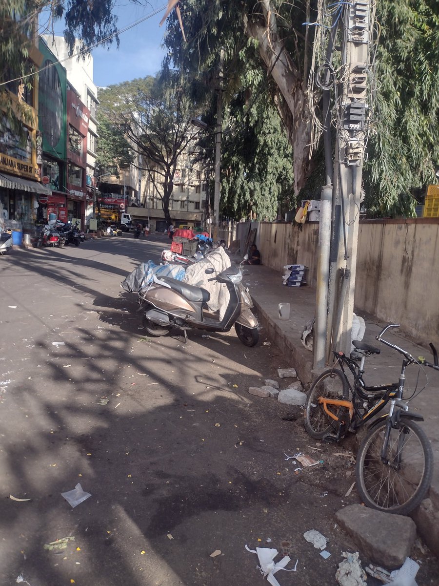 vinaysreeni's tweet photo. Bbmp preventing street vendors from vending in jayanagar 4th block. Those very spaces are used for parking vehicles , garbage etc.  Why is parking privileged over livelihoods of the poor @BBMPCOMM @DKShivakumar https://t.co/WuNsMho6Rk