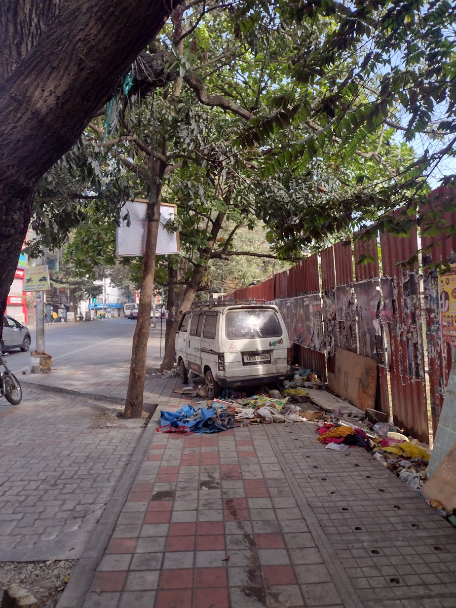vinaysreeni's tweet photo. Bbmp preventing street vendors from vending in jayanagar 4th block. Those very spaces are used for parking vehicles , garbage etc.  Why is parking privileged over livelihoods of the poor @BBMPCOMM @DKShivakumar https://t.co/WuNsMho6Rk