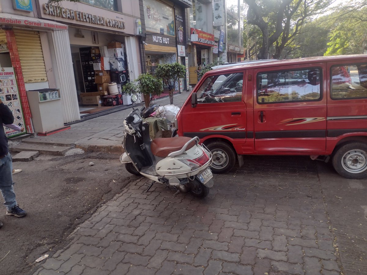 Bbmp preventing street vendors from vending in jayanagar 4th block. Those very spaces are used for parking vehicles , garbage etc.  Why is parking privileged over livelihoods of the poor @BBMPCOMM <a href="/DKShivakumar/">DK Shivakumar</a>