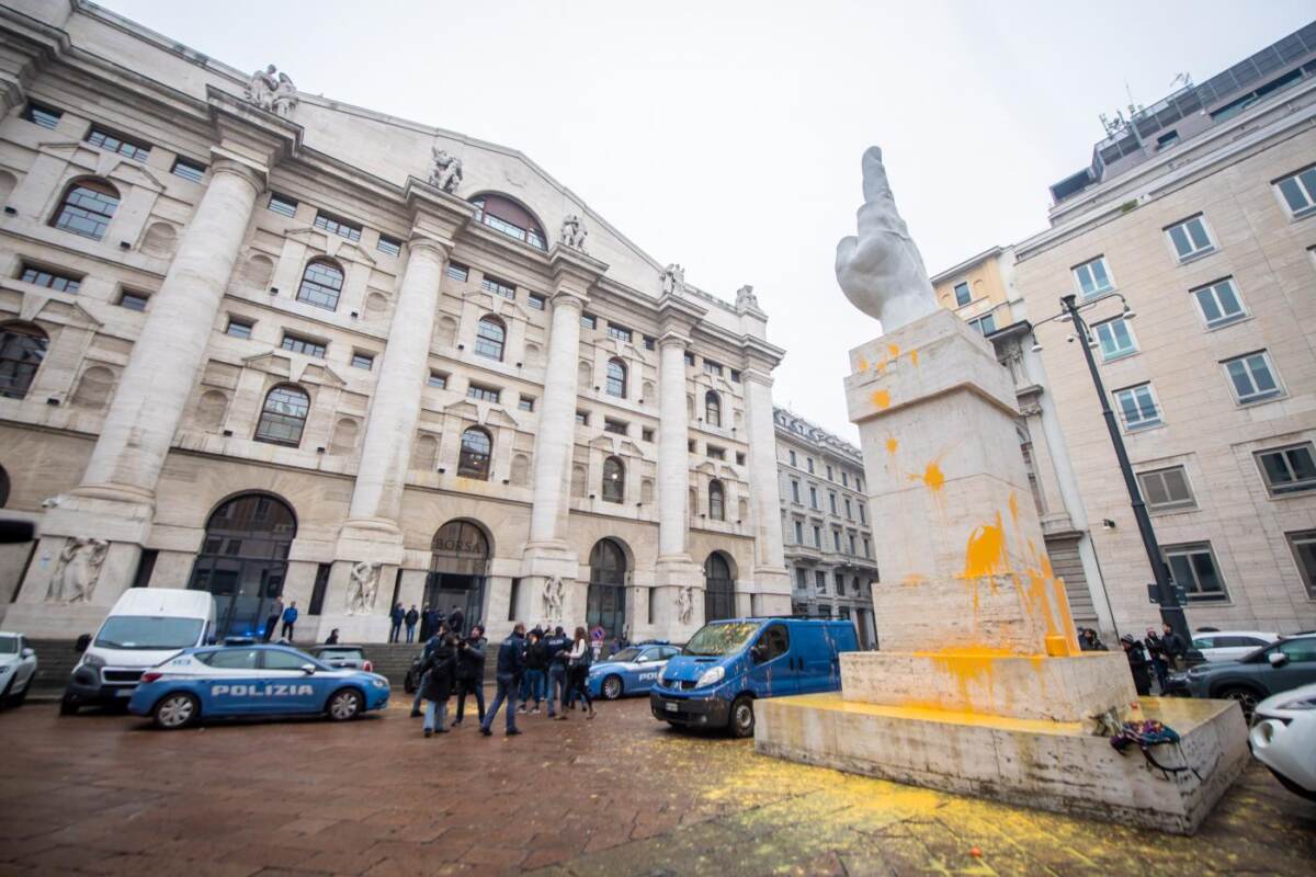 Processo agli attivisti di Ultima Generazione che l'anno scorso avevano gettato vernice sul dito di Piazza Affari di Maurizio Cattelan. Il Comune chiede un risarcimento dei danni #mauriziocattelan #ultimagenerazione insideart.eu/2024/01/11/pro…