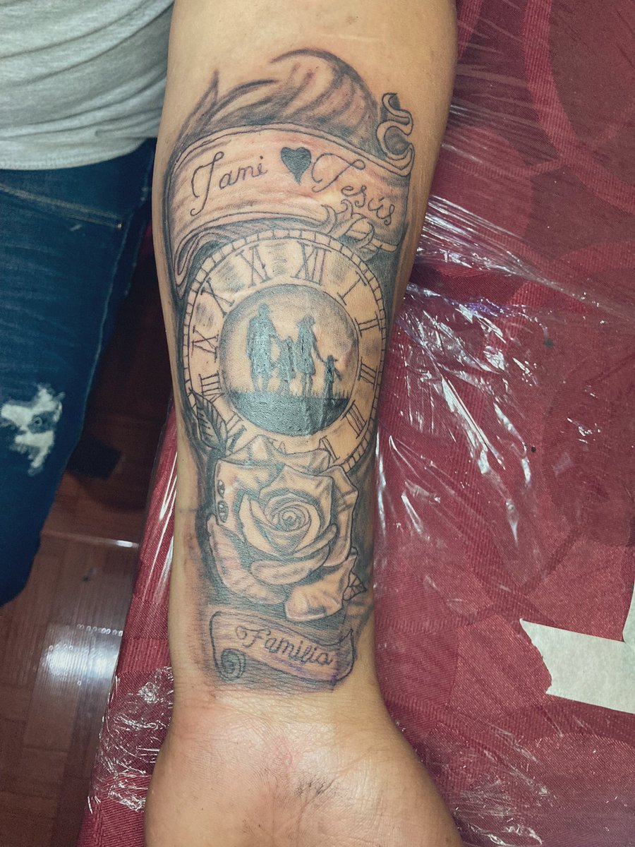 kikebear97's tweet photo. La primera vez q tatué a una persona, el profe nos dijo q comenzáramos con cosas pequeñas, pero como todo ecuatoriano arrecho nunca muere y si muere muere arrecho 🇪🇨😁🖤 https://t.co/N8nRcYofhf