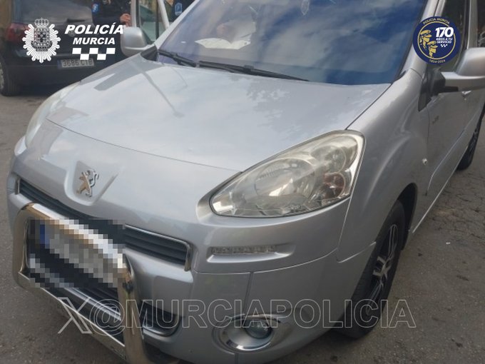 MurciaPolicia's tweet photo. 🚨 #ElementosalVolante
👮👮GESC interceptan un vehículo tras darse a la fuga en #ElPalmar.
❌ El conductor tenía una orden de alejamiento con respecto al copiloto.
❌ Además, el conductor carece de permiso de conducir
❌🚗carece de SOA https://t.co/cOGIoZBTmZ