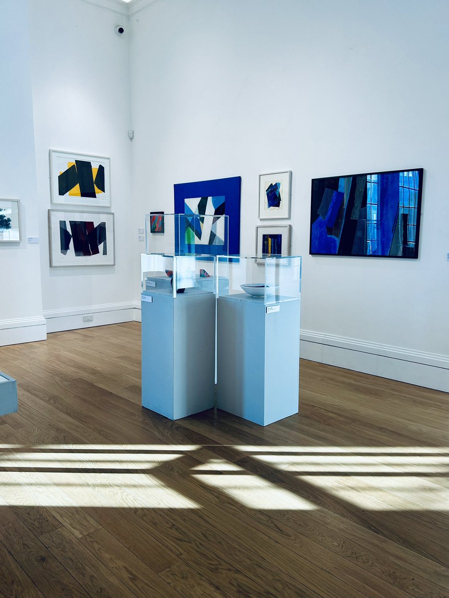 HemaliModha's tweet photo. I was there yesterday and was very taken with how the shape cast by the sun on the floor was matched by the paintings 💙 #curated https://t.co/aKeV30Ati2