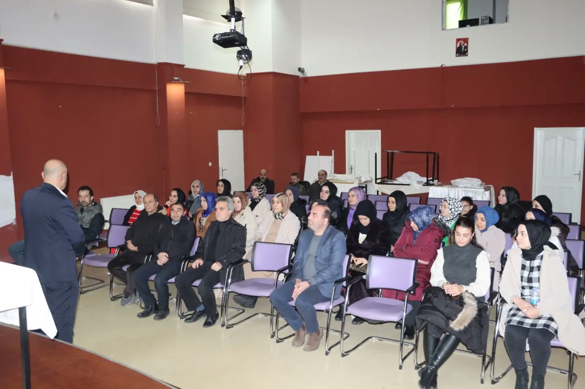 bingolashm12's tweet photo. İl Müdürümüz Abdulbari AKSOY, Bingöl İller Bankası Çocuk Evleri Sitesi Müdürlüğümüzde görev yapan Bakım Personellerimiz ve İdarede görev yapan personellerimiz ile kurum iş ve işlemleriyle ilgili toplantı düzenledi. 
@tcailesosyal @Abdulbariaksoy https://t.co/t29yv22CvH