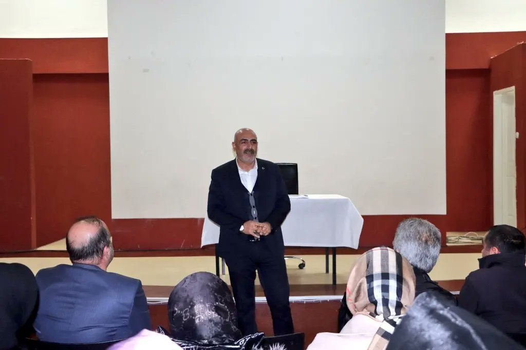 bingolashm12's tweet photo. İl Müdürümüz Abdulbari AKSOY, Bingöl İller Bankası Çocuk Evleri Sitesi Müdürlüğümüzde görev yapan Bakım Personellerimiz ve İdarede görev yapan personellerimiz ile kurum iş ve işlemleriyle ilgili toplantı düzenledi. 
@tcailesosyal @Abdulbariaksoy https://t.co/t29yv22CvH