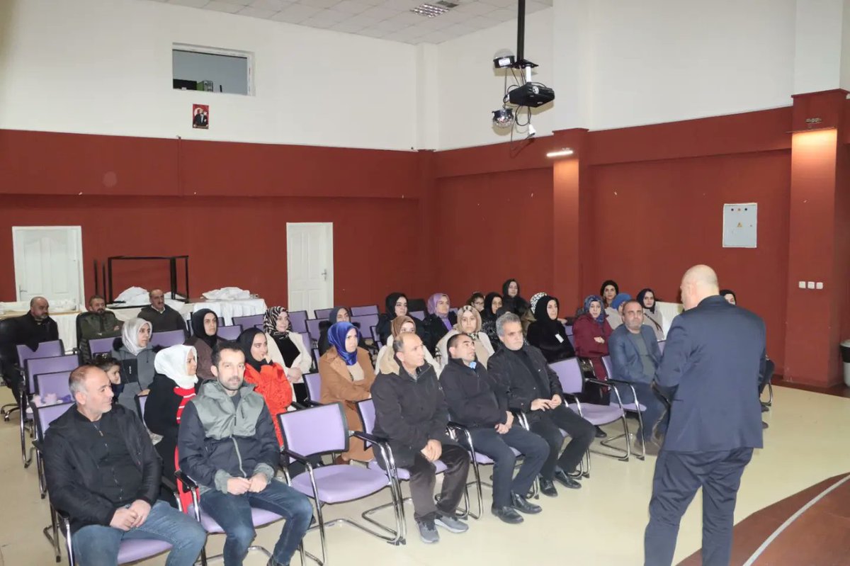 bingolashm12's tweet photo. İl Müdürümüz Abdulbari AKSOY, Bingöl İller Bankası Çocuk Evleri Sitesi Müdürlüğümüzde görev yapan Bakım Personellerimiz ve İdarede görev yapan personellerimiz ile kurum iş ve işlemleriyle ilgili toplantı düzenledi. 
@tcailesosyal @Abdulbariaksoy https://t.co/t29yv22CvH