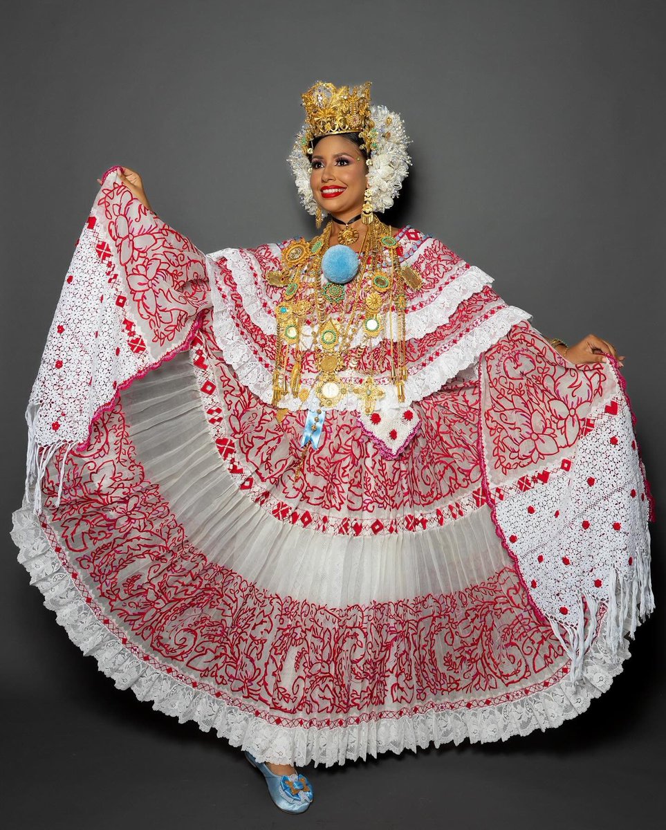 alopanameno's tweet photo. Pollera de lujo en técnica bordada en tela de organdí suizo 😍 🦋
Cada vez falta menos para deleitarnos con las polleras mas hermosas de Panamá en el Desfile de las #MilPollerasTM EN VIVO por @telemetro
#TaMasBueno
IG: pollerasdemitierra507 ✨💐 https://t.co/pUXe2e2KC3