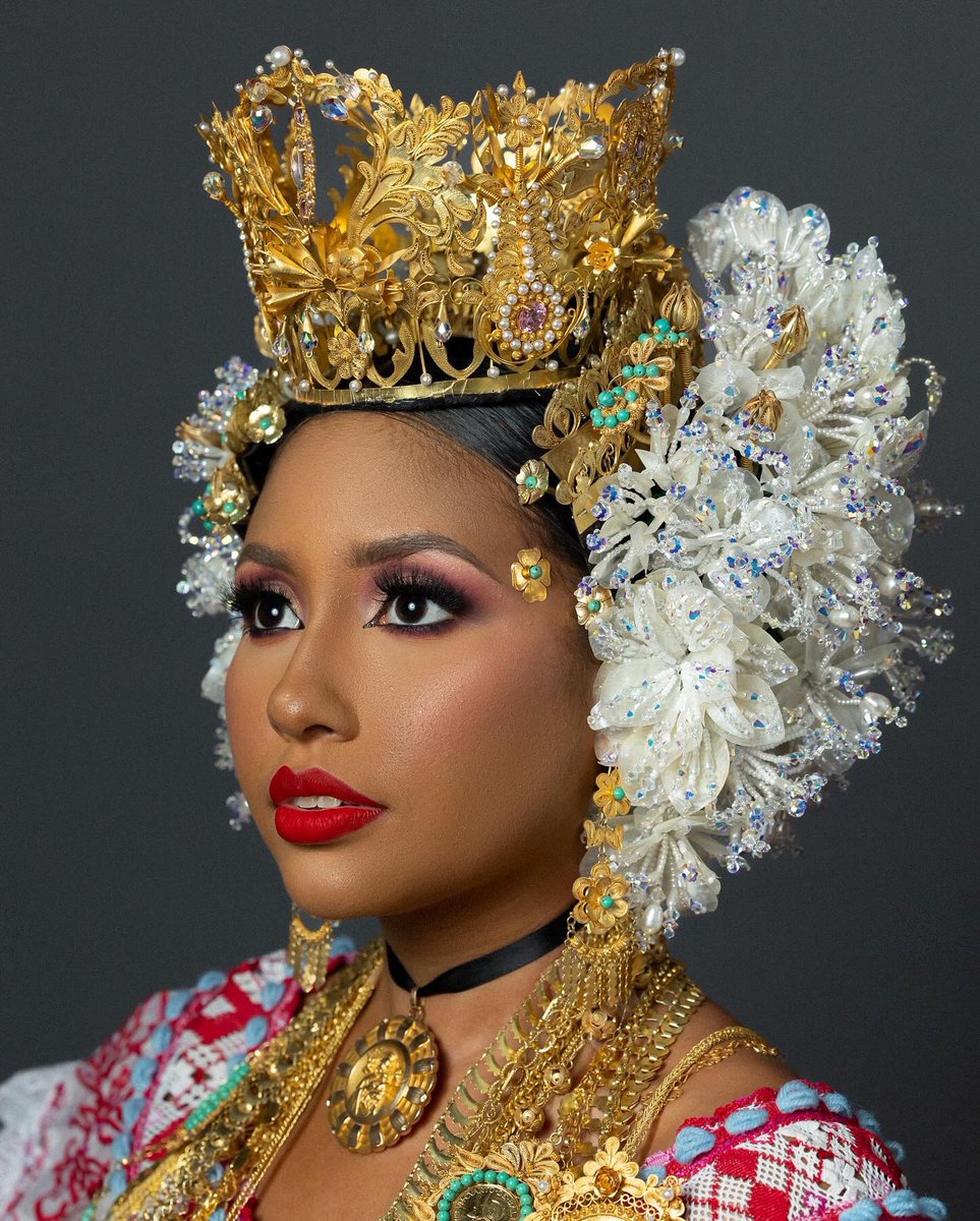 alopanameno's tweet photo. Pollera de lujo en técnica bordada en tela de organdí suizo 😍 🦋
Cada vez falta menos para deleitarnos con las polleras mas hermosas de Panamá en el Desfile de las #MilPollerasTM EN VIVO por @telemetro
#TaMasBueno
IG: pollerasdemitierra507 ✨💐 https://t.co/pUXe2e2KC3