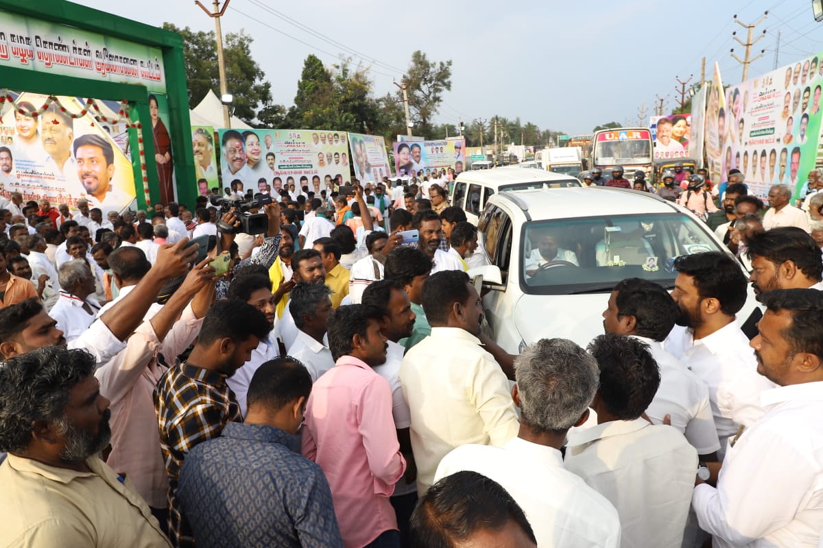 OPS_DMK's tweet photo. தேனி மாவட்ட கழக நிர்வாகிகள் ஆலோசனைக் கூட்டத்திற்கு வருகை தந்த கழக ஒருங்கிணைப்பாளர் ஐயா ஓ.பன்னீர்செல்வம் அவர்களுக்கு மாவட்ட கழக நிர்வாகிகள், தொண்டர்கள் மற்றும் மகளிர் அணியினர் இணைந்து அளித்த உற்சாக வரவேற்பு.(1/3) https://t.co/WobMdYsc4y