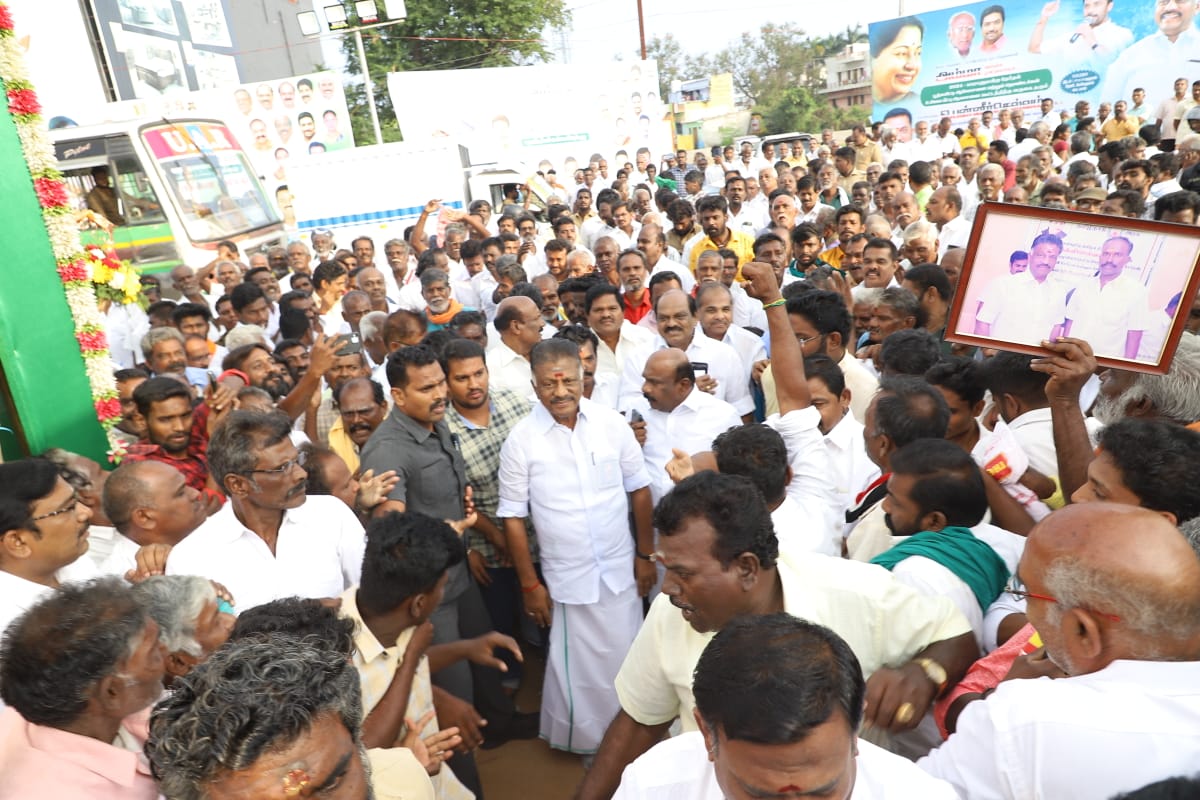 OPS_DMK's tweet photo. தேனி மாவட்ட கழக நிர்வாகிகள் ஆலோசனைக் கூட்டத்திற்கு வருகை தந்த கழக ஒருங்கிணைப்பாளர் ஐயா ஓ.பன்னீர்செல்வம் அவர்களுக்கு மாவட்ட கழக நிர்வாகிகள், தொண்டர்கள் மற்றும் மகளிர் அணியினர் இணைந்து அளித்த உற்சாக வரவேற்பு.(1/3) https://t.co/WobMdYsc4y