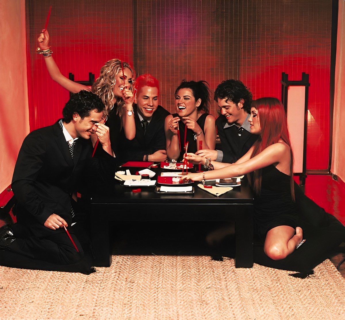 annienatural's tweet photo. RBD e as versões da música Tras de Mí a thread: https://t.co/Ovl3weJaof