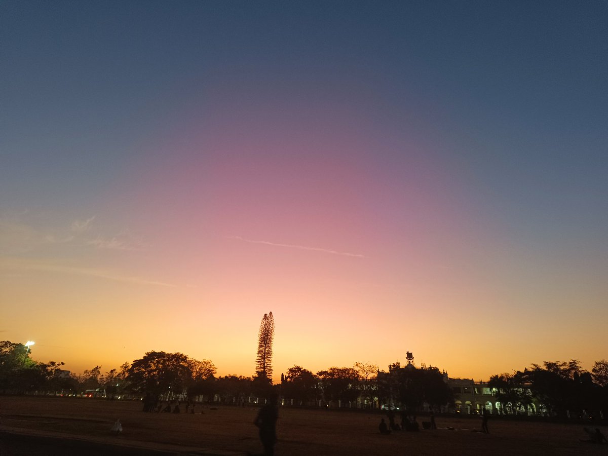 ShastryAsha's tweet photo. ಈ ಅದ್ಭುತ ಕಲಾವಿದನ್ಯಾರೋ...
ಆತನ ಕೈಚಳಕವೇನೋ...
ಕುಂಚದಲಿ ಬೆರೆಸಿದ ಬಣ್ಣಗಳ್ಯಾವುವೋ...
ಅವನೆಲ್ಲಿರುವನೋ...!
#Mysore #streetsofmysore https://t.co/1cuJNNUB8J