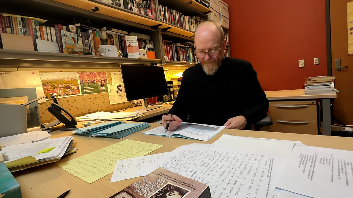 Over 200 employees at UW Oshkosh will no longer have a job come Jan. 20. How it's impacting one teacher. specne.ws/pZFWzm

✏️ <a href="/MegCarpenterTV/">Megan Carpenter</a> 

(3/4)