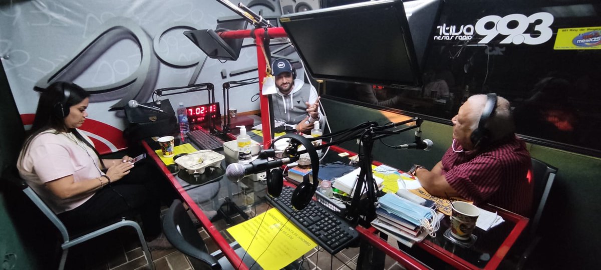 993radio's tweet photo. Fé sin límites en vivo  con los Pastores Cruz de Iglesia Fraternidad Emanuel https://t.co/vXWK47ZFli