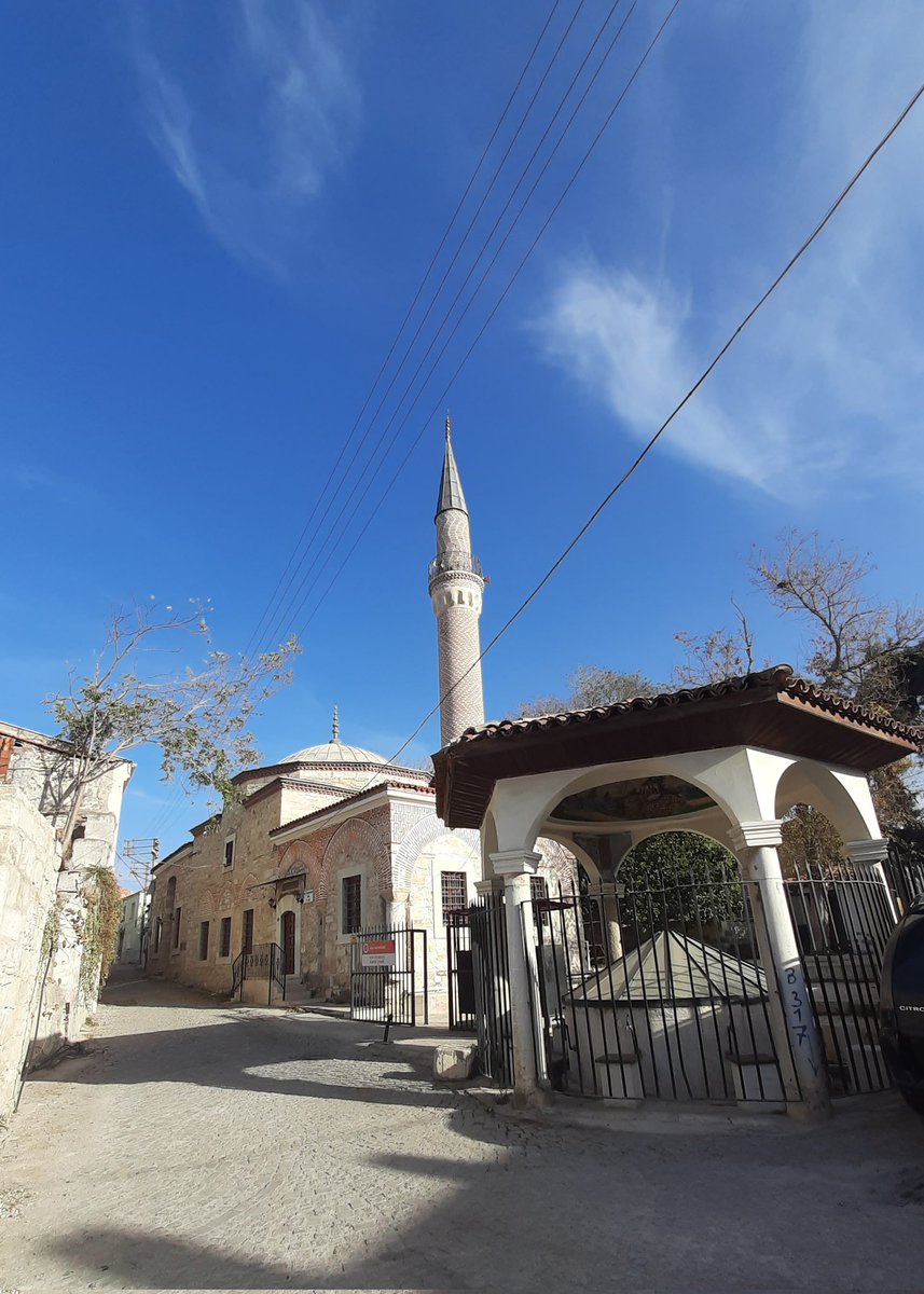 InsaniMimari's tweet photo. Tuğla minaresi, dev��irme malzeme kullanımı ve şadırvanıyla dikkati çeken 16.yy yapısı Hacı Turhan Kapan Camii
📍Urla/İzmir https://t.co/LPpqnPIJj0
