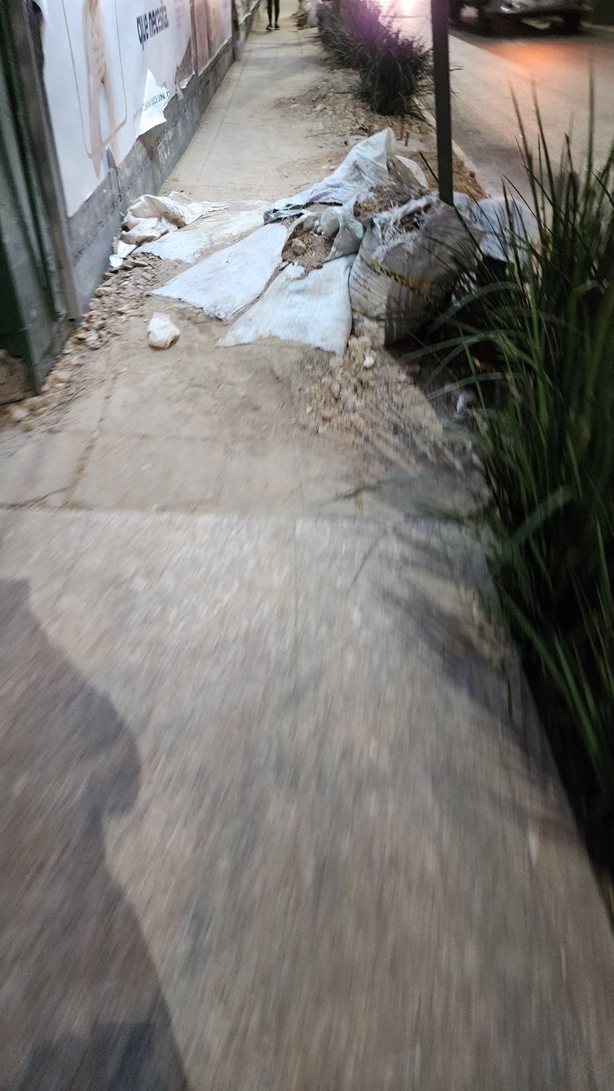 _Wich0's tweet photo. @lialimon @AlcaldiaAO @rene_chicho Lo bueno es que rehabilita las banquetas, llevas 3 meses así, solo fueron a tirar tierra ahi para poner bases para postes que nunca llegaron. Ni siquiera barren. Periférico entre las flores y Barranca.  Es la alcaldía más sucia que conozco. https://t.co/103cz4m0ic