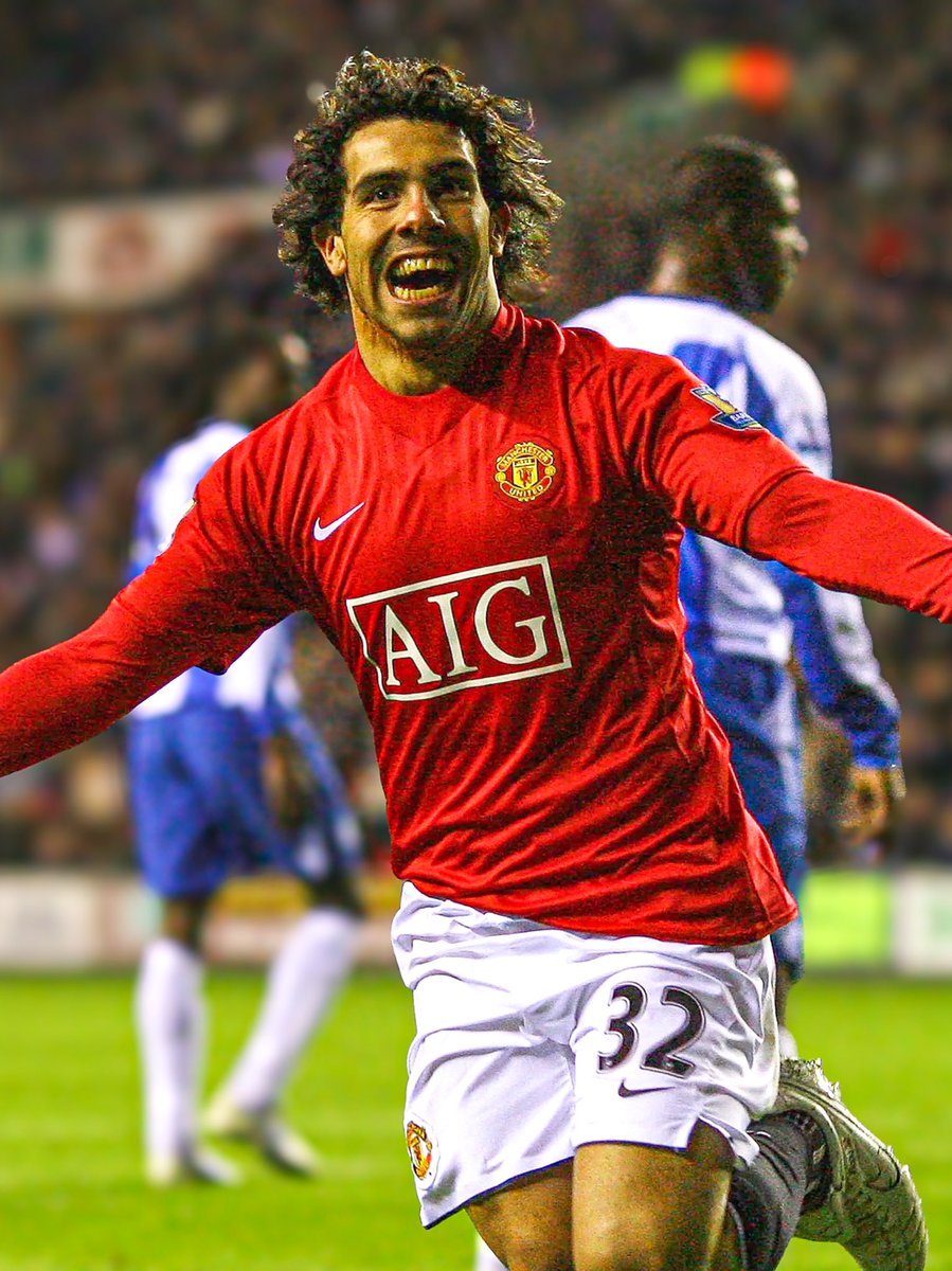 dataref_ar's tweet photo. 🗣️ Carlos Tevez en @TyCSports:

“En Inglaterra casi siempre hacíamos lo mismo en los entrenamientos: reducidos. Para mi manera de ser agresivo y jugar siempre al límite, no me daban esa preparación física. Yo me cuidaba y no hacía demasiado porque a la tarde tenía un preparador físico.

Patrice (Evra) y mis compañeros eso no lo sabían. Yo tenía un gimnasio en mi casa donde trabajaba con el preparador físico. Por eso yo después entraba a la cancha y ellos no entendían cómo yo corría para todos lados.

Veía que en los entrenamientos a ese nivel solo hacíamos partidos reducidos. Sentía que no llegaba a entrenarme como quería jugar yo. Iba a mi casa, dormía la siesta y después entrenaba con mi preparador”.