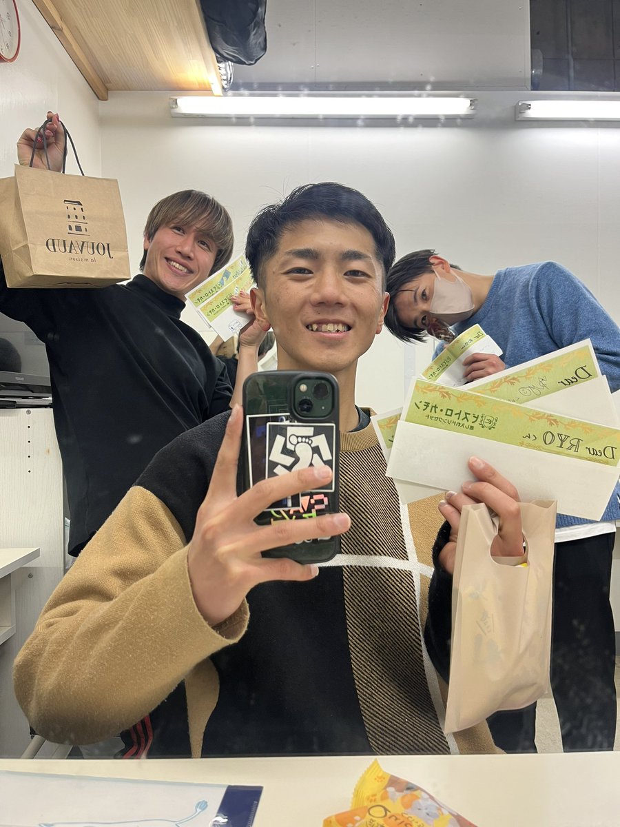 本日もありがとうございました‼️

突然の発表にも関わらずお見送りの際の皆さんの温かいお言葉、ホントにホントに励みになります😭

残りの公演も全力で跳びはねるので一緒に楽しんで下さい！！！🙌✨

#ビストロカモン
#BCM_now
#AKIBAカルチャーズ劇場