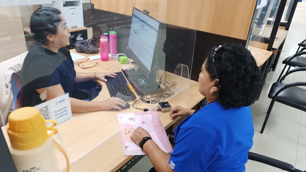 IESSGuayas's tweet photo. #IESSteInforma | González T., fue una de las primeras aseguradas en acudir al Centro de Atención Universal  de la Dirección Provincial del @IESSGuayas para actualizar sus datos. 

✅ Hoy todas nuestras dependencias atienden con normalidad. https://t.co/0LEojRD0ON