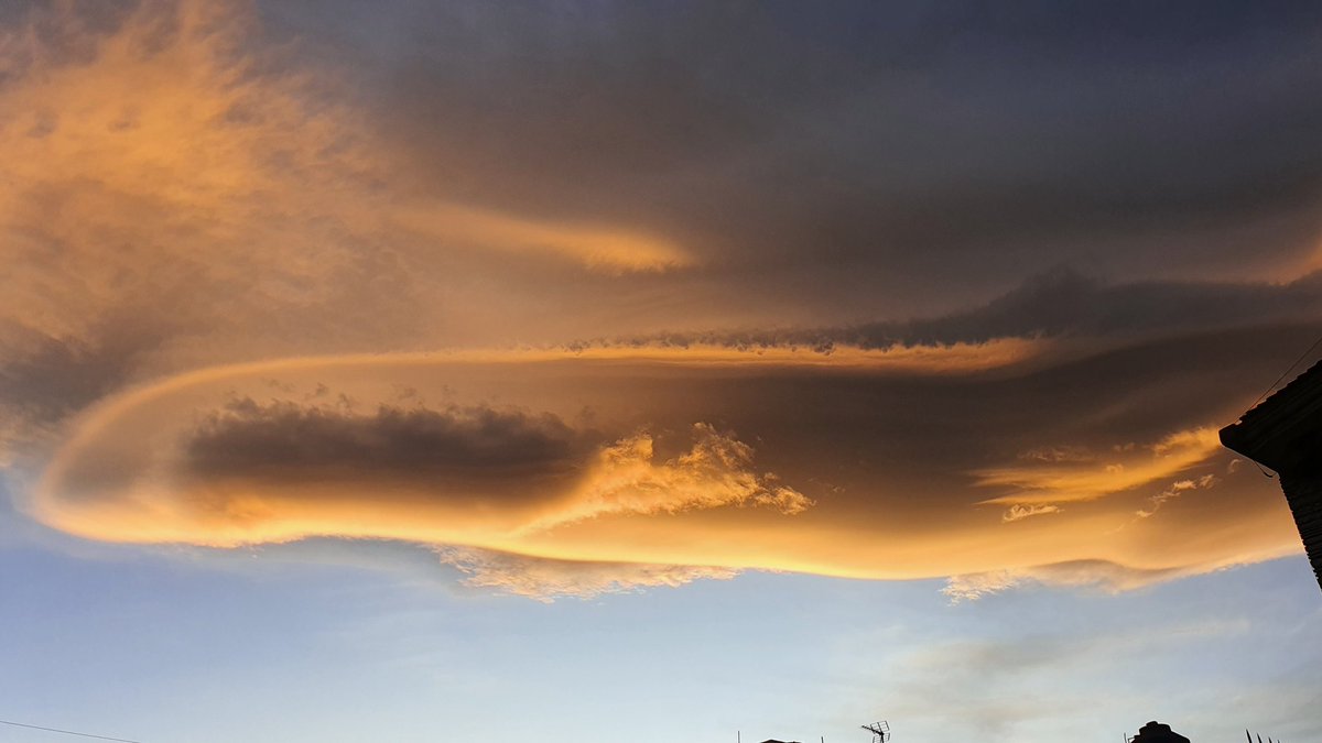 ViajaConMariana's tweet photo. @ChilangoCom @CrisVidalR Me llamo más la atención las formas de las nubes. https://t.co/TcHpmh4Rv0