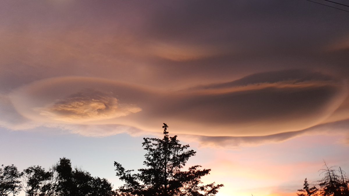 ViajaConMariana's tweet photo. @ChilangoCom @CrisVidalR Me llamo más la atención las formas de las nubes. https://t.co/TcHpmh4Rv0
