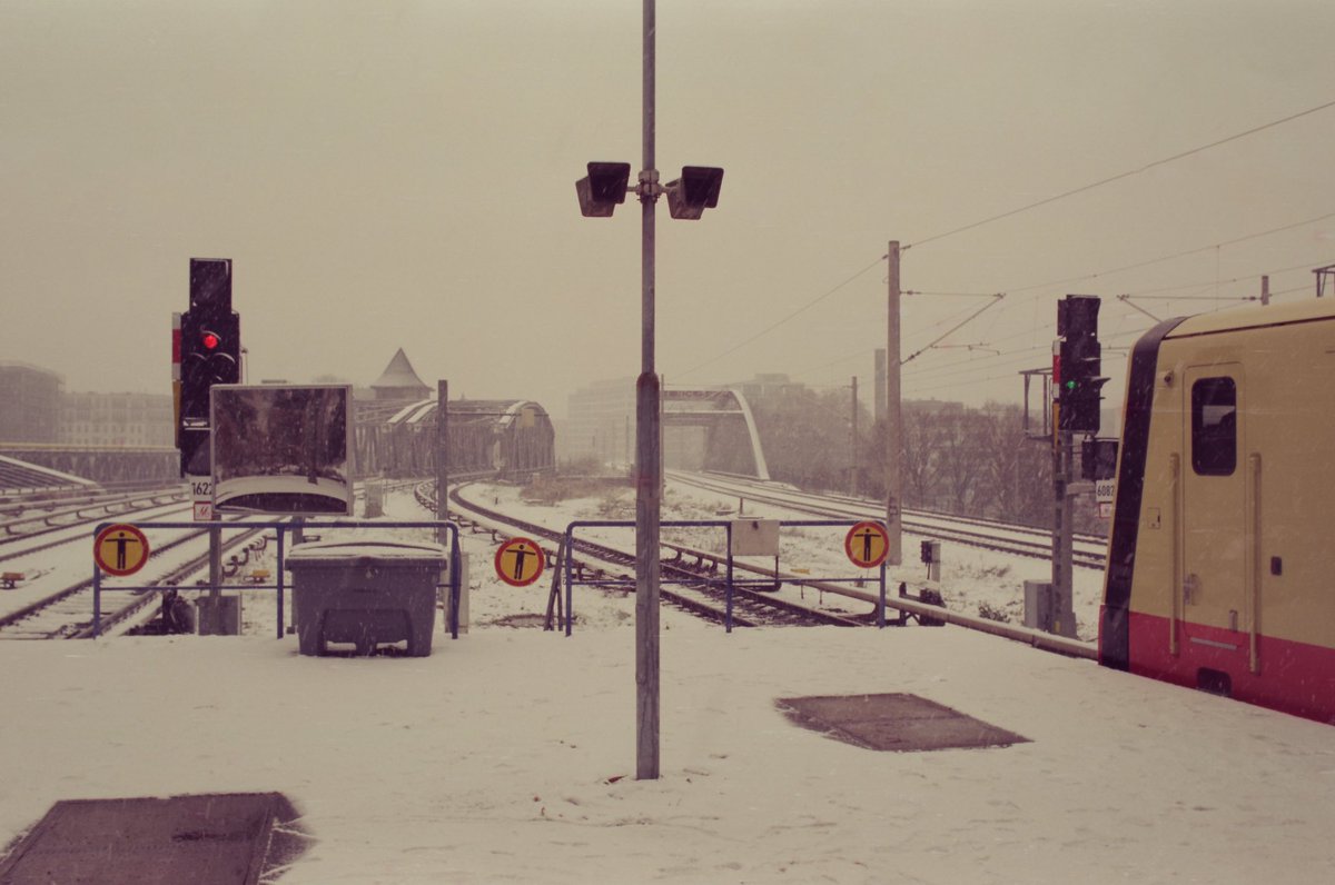 whitevinaigre's tweet photo. Des photos de ma mere dans les années 80 à Berlin https://t.co/733nAG9MiG
