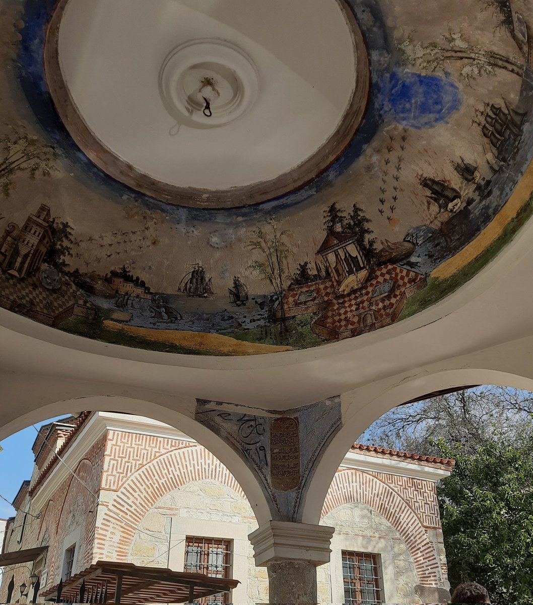 InsaniMimari's tweet photo. Şadırvanın kitabesinde
“Sahib-i hayr-ı kerem cûd-ı menba-ı sehâ /
Mir Ahmed eyledi şadırvan bunda bina /
Kıldı bu âb-ı leziz üstüne saye tamam /
Zîr-i arşda sâyeban ola ol yevm-i ceza /
Vehbî hulûsla dua etdi dedi tarihin /
Aç lülesin al vudu Ahmed Beğ’e eyle dua” yazmaktadır. https://t.co/Q9YOkRvqFP