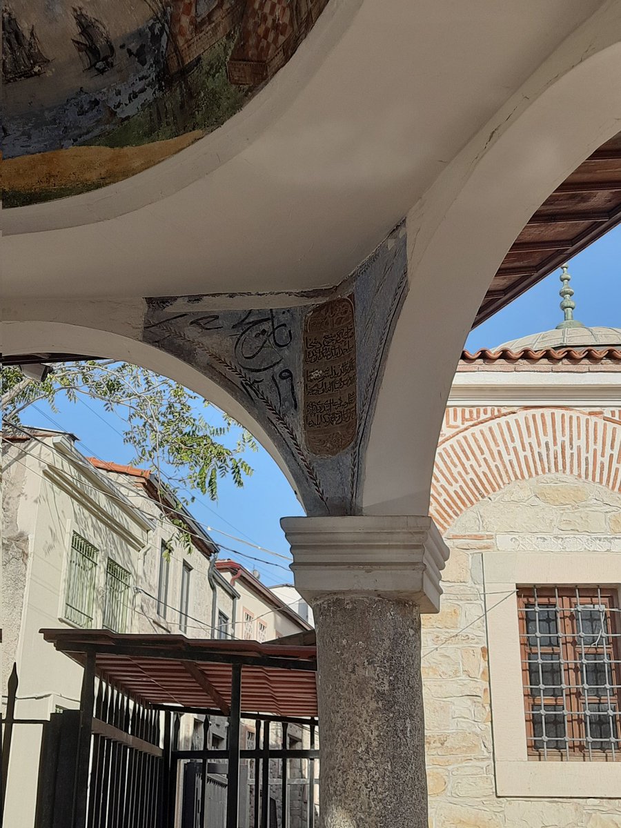 InsaniMimari's tweet photo. Şadırvanın kitabesinde
“Sahib-i hayr-ı kerem cûd-ı menba-ı sehâ /
Mir Ahmed eyledi şadırvan bunda bina /
Kıldı bu âb-ı leziz üstüne saye tamam /
Zîr-i arşda sâyeban ola ol yevm-i ceza /
Vehbî hulûsla dua etdi dedi tarihin /
Aç lülesin al vudu Ahmed Beğ’e eyle dua” yazmaktadır. https://t.co/Q9YOkRvqFP