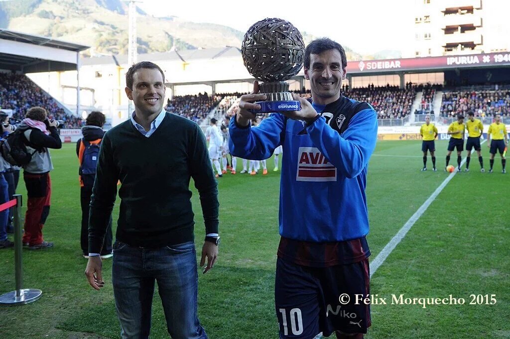 HierrosServando's tweet photo. Nork eta Mikelek jaso zuen #BurdinezkoBaloia
No podía ser otro quien recibiera el #BalonDeHierro https://t.co/WRk2iZn7wi
