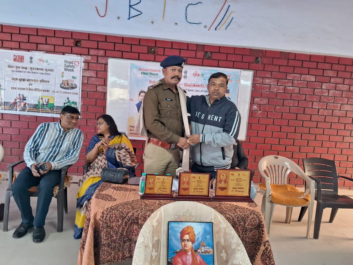 mybharatbhuj's tweet photo. Traffic awareness week 11-17 commenced today by NYK Kutch ik coordination with District Traffic Police dpt.
#trafficweek #nykbhuj https://t.co/CaWb3T4C5y
