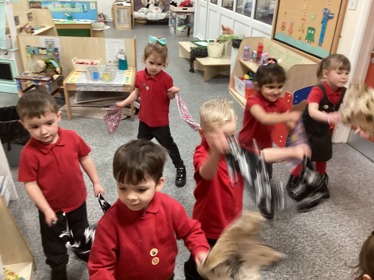 WMPrimaryF1's tweet photo. The 30 hours loved using the flappers to practice our weekly movements to their favourite song. #iliketomoveit https://t.co/LgXwFOaqMI