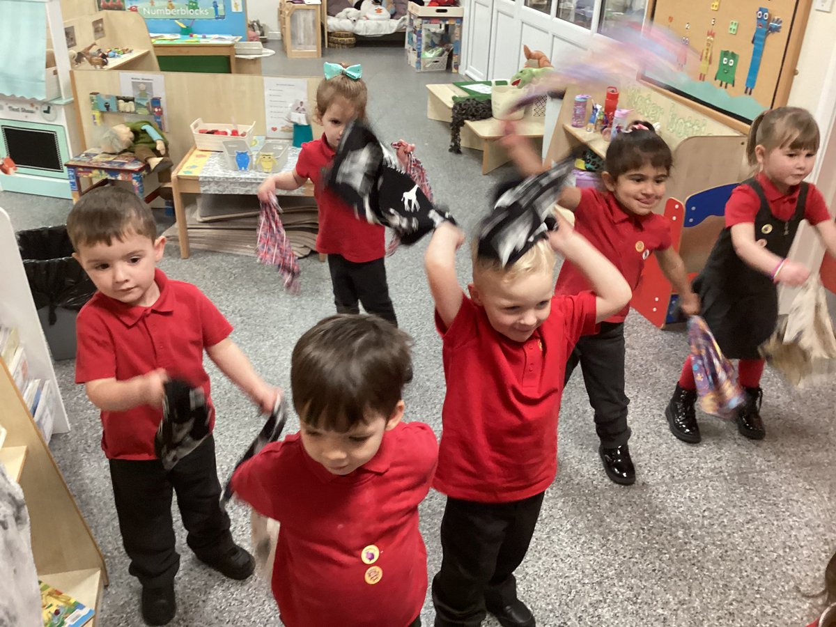 WMPrimaryF1's tweet photo. The 30 hours loved using the flappers to practice our weekly movements to their favourite song. #iliketomoveit https://t.co/LgXwFOaqMI