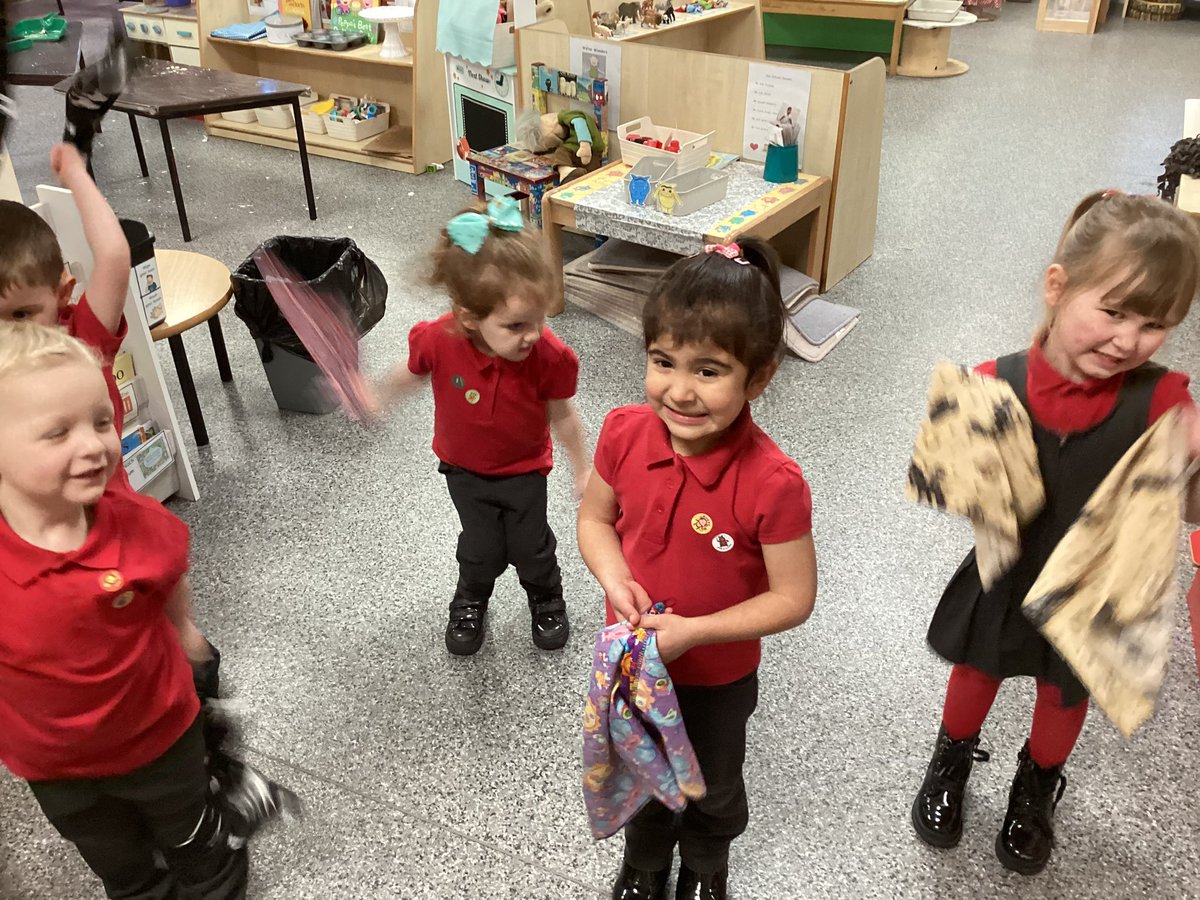 WMPrimaryF1's tweet photo. The 30 hours loved using the flappers to practice our weekly movements to their favourite song. #iliketomoveit https://t.co/LgXwFOaqMI