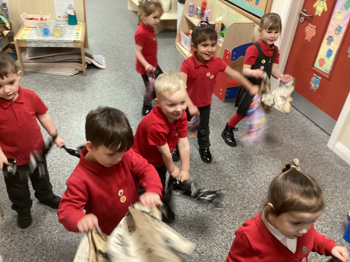 WMPrimaryF1's tweet photo. The 30 hours loved using the flappers to practice our weekly movements to their favourite song. #iliketomoveit https://t.co/LgXwFOaqMI