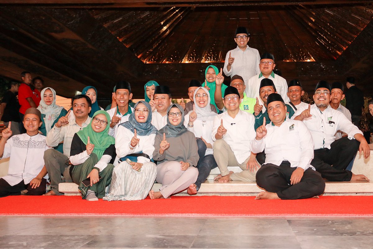 Sore tadi saya ziarah ke makam Bapak Proklamator RI, Ir. Soekarno. Saya jadi teringat tulisan beliau yang dimuat di harian Pikiran Rakyat tahun 1933, yaitu “Sekali Lagi: Bukan ‘Jangan Banyak Bicara, Bekerjalah!’ Tetapi ‘Banyak Bicara, Banyak Bekerja!’”.

Pemimpin itu ya harus