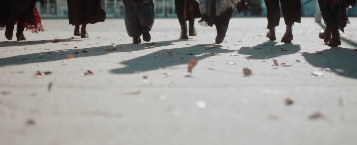 由依ちゃんを引き止める1期生3人と、先を歩いている櫻坂1期生OGメンバー、、、このほっそい脚の方々は本人なのだろうか、、