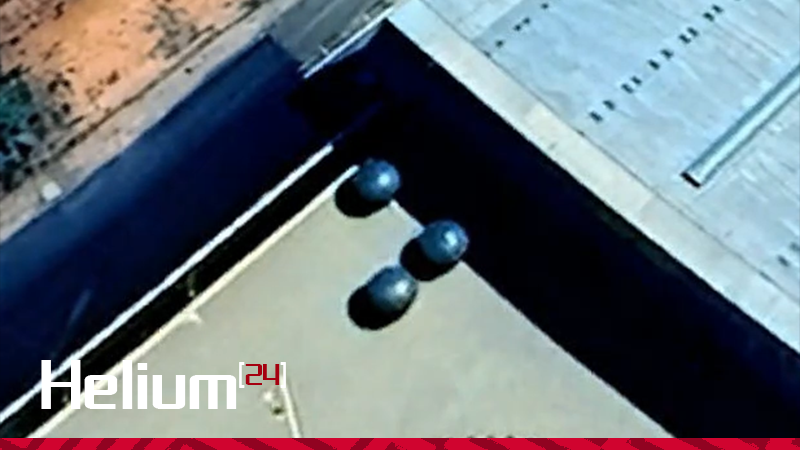 Helium24_'s tweet photo. Detectan misteriosas esferas estacionadas en una base aérea restringida en Australia https://t.co/BWhIktkTge https://t.co/Jedhi4ZdIQ