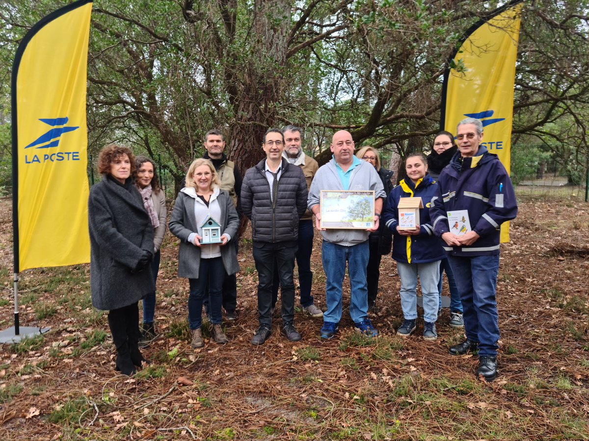 Bassin d'Arcachon : présentation du Jardin Clos, le futur espace de biodiversité de la plateforme de Lège Cap-Ferret, situé à Claouey : 
🐦 refuge LPO 
🍅 jardin partagé 
🥕 compostage
🚬 collecte de mégots 
♻️ recyclage de papiers, cartons, piles et cartouches
#LaPoste #Gironde