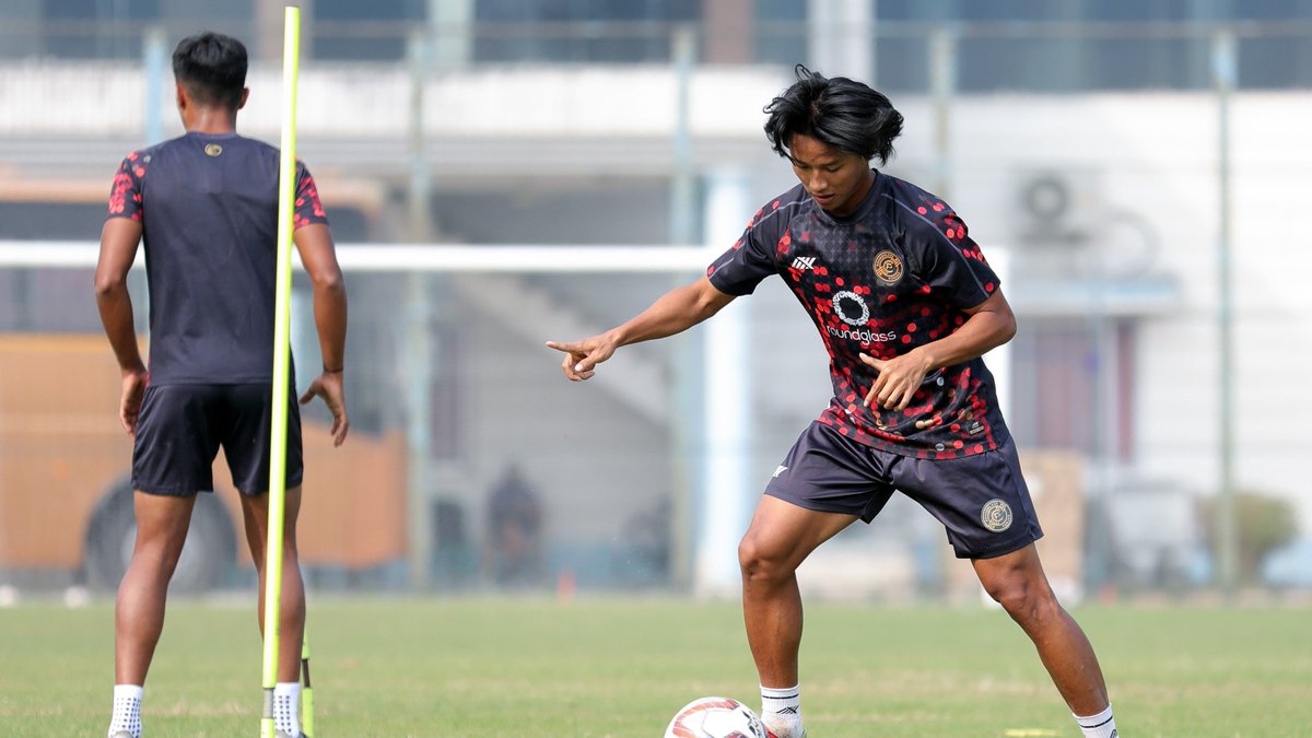 sevensnxt's tweet photo. When will you guys give Maheson Singh a chance at @RGPunjabFC? Start him in any of the matches. Players who don't have half of his technical ability are playing for other clubs.
Loan him out if you guys don't need him. ๐ ๐ถ #PFC #SFNxt https://t.co/NuMc5G7dOb