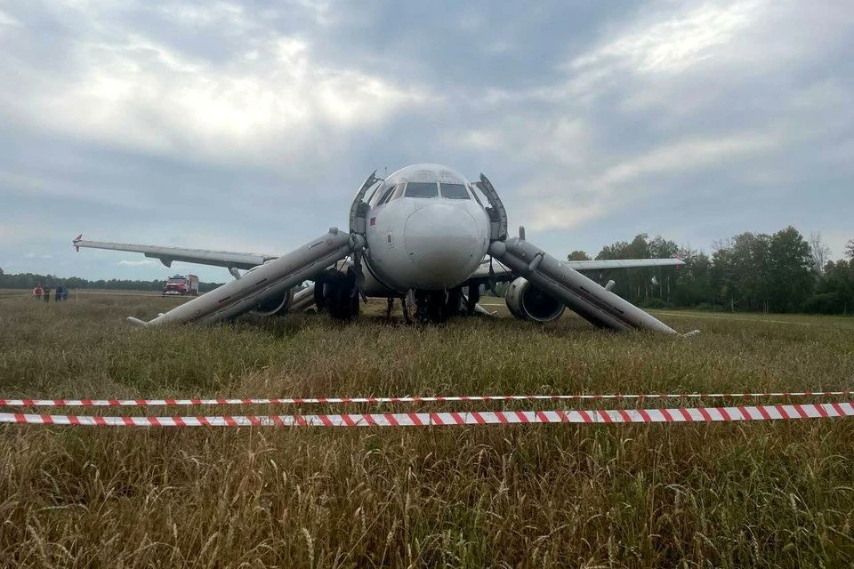 aviationbrk's tweet photo. Ural Airlines A320 that landed in a field near Novosibirsk is to be scrapped. https://t.co/aET80ZIuT5