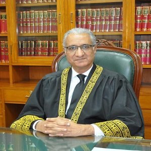 جسٹس اعجاز الاحسن اگلے چیف جسٹس آف پاکستان تھے انہوں نے اصولوں پر سمجھوتہ نہ کرتے ہوئے چیف جسٹس کا عہدہ قربان کر دیا اور مستعفی ہو گئے۔