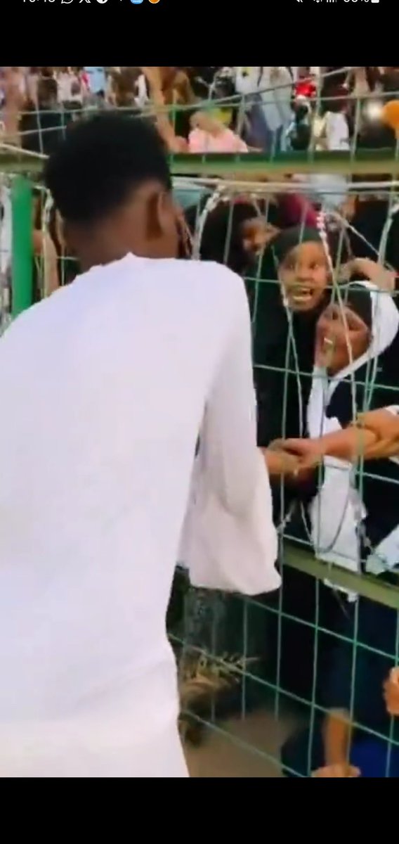 Dingitoto's tweet photo. Wadada wa Somalia na mahaba kwa wachezaji wao
#simba na #yanga msajilini huyu dirisha dogo tukutane #AFCON2023
Video kwenye comment https://t.co/IryzOgGm9N