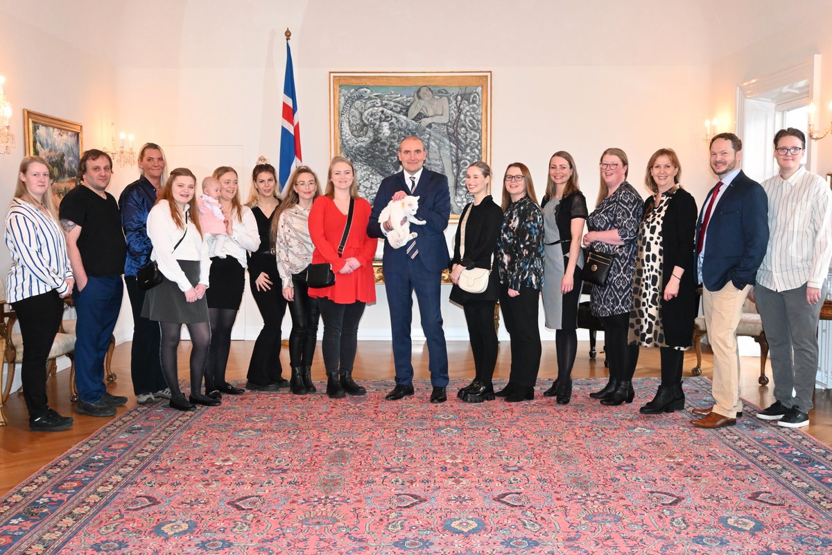 Kaffiboðið í gær var ekki af verri endanum en Forseti Íslands óskaði eftir að hitta þá aðila og félagasamtök sem stóðu að Aðgerðarhóp dýranna í Grindavík. Vildi hann þakka þeim sjálfboðaliðum fyrir framtakið ásamt vinnu í þágu dýra. Takk fyrir okkur!