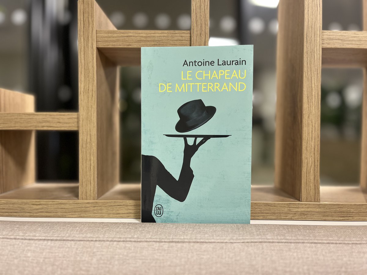 carobookine's tweet photo. 🎩 DANIEL, MITTERRAND ET SON CHAPEAU 🦐

"Les événements importants de nos vies sont toujours le résultat d’un enchainement de détails infimes."

👉« Le Chapeau de Mitterrand », de @antoinelaurainofficiel_writer paru aux @jailu_editions :
https://t.co/mj54OIpXwQ

#lire #livre https://t.co/A3mXhGRCZP