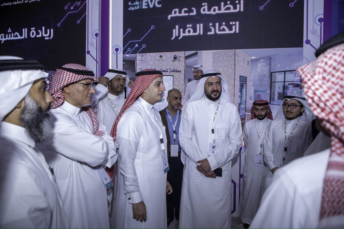 evc_sa's tweet photo. تشرفنا بزيارة وكيل وزارة الحج والعمرة لخدمات الحجاج والمعتمرين الدكتور عمرو المداح، ووكيل الوزارة المساعد لخدمات الحجاج والمعتمرين د. محمد باطوق، لجناح رؤية الخبراء في #مؤتمر_ومعرض_خدمات_الحج_والعمرة. https://t.co/sTyF5bXvqu