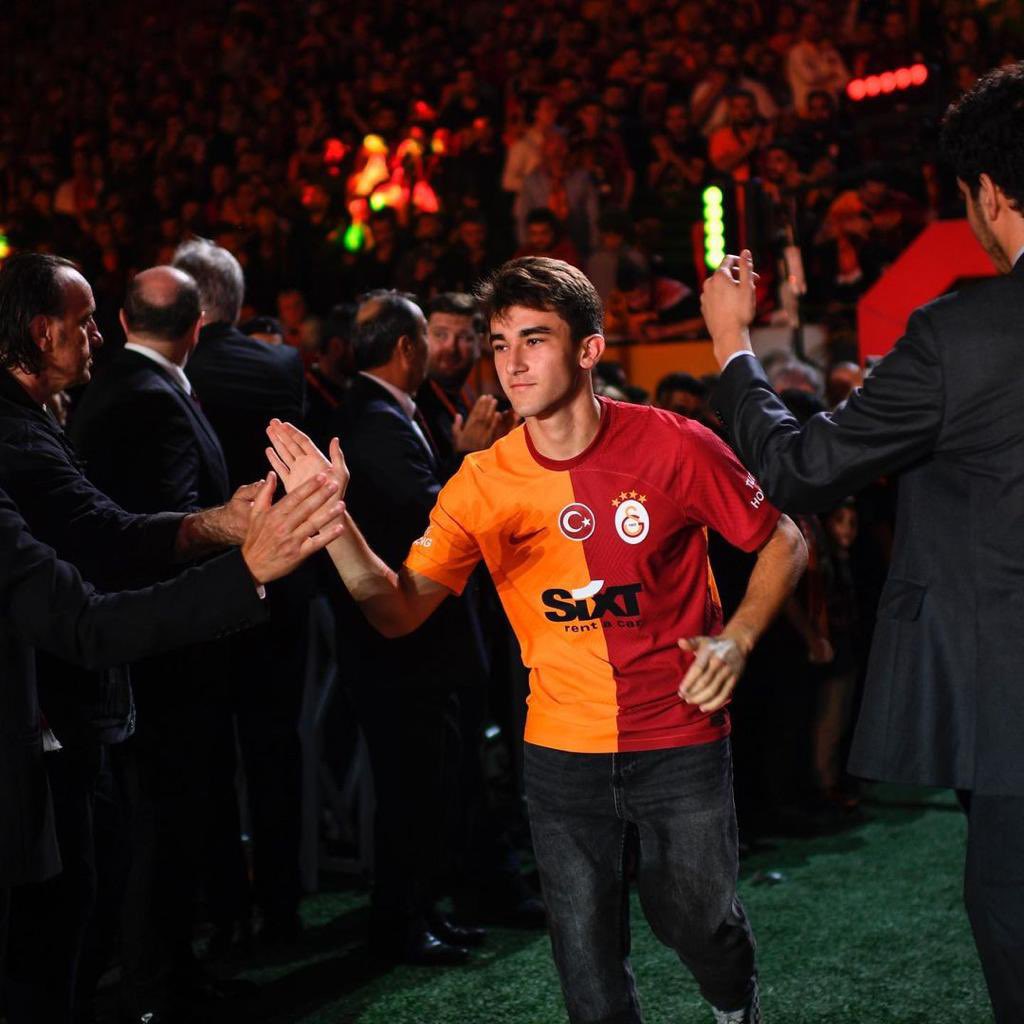 jhnelmander55's tweet photo. Yepyeni bir yetenek bugün sahne alıyor, sonuna kadar arkandayız aslanım 🤙💛❤
#SVSvGS #AliTurap #İlk11 https://t.co/DLKqvIbivr