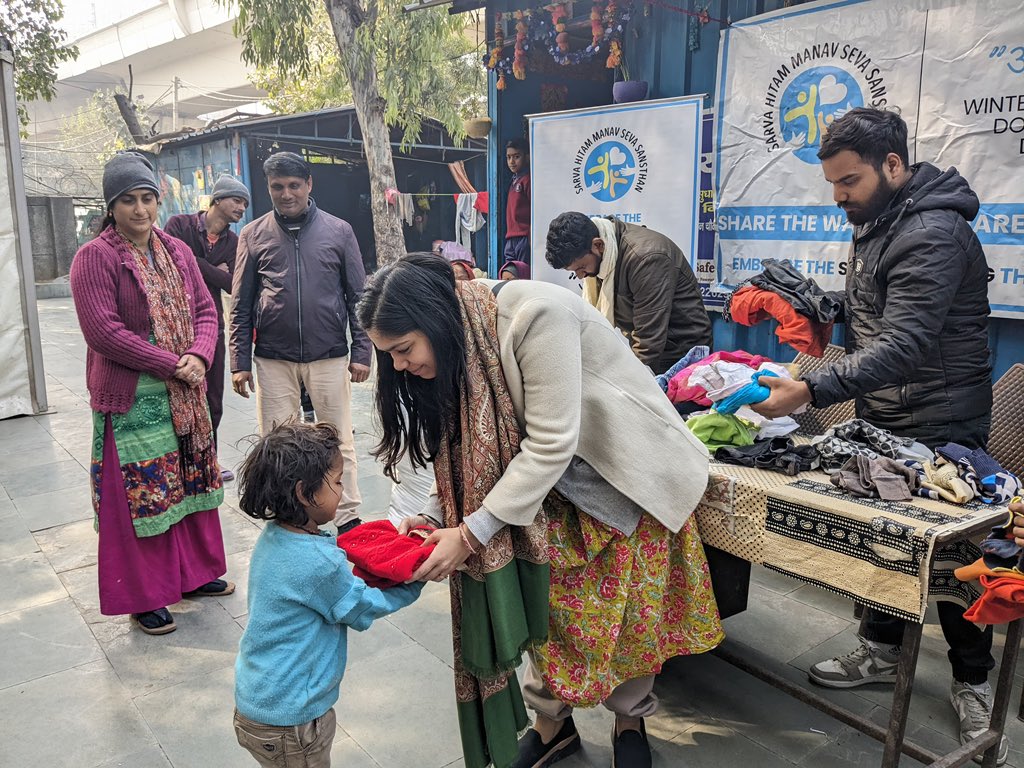 sonalgoelias's tweet photo. Kudos to the incredible team at #SarvaHitam Manav Seva Sansthan for their dedication in #ProjectAruna, providing much-needed winter clothes in the freezing Delhi weather, today in areas of Raja garden, Rajouri garden Delhi 👏🙌
My heartfelt wishes go out to them, and a sincere plea to everyone:
let's continue making a positive difference in society through these small but impactful efforts 🌟🤝 🙏
#NGO #Compassion #DonationDrive #DonateNow #Kindness #DelhiWinters